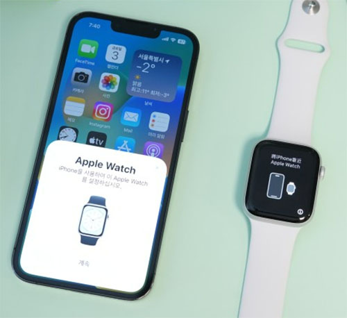 아이폰을 애플 워치에 더 가까이 가져갑니다. 